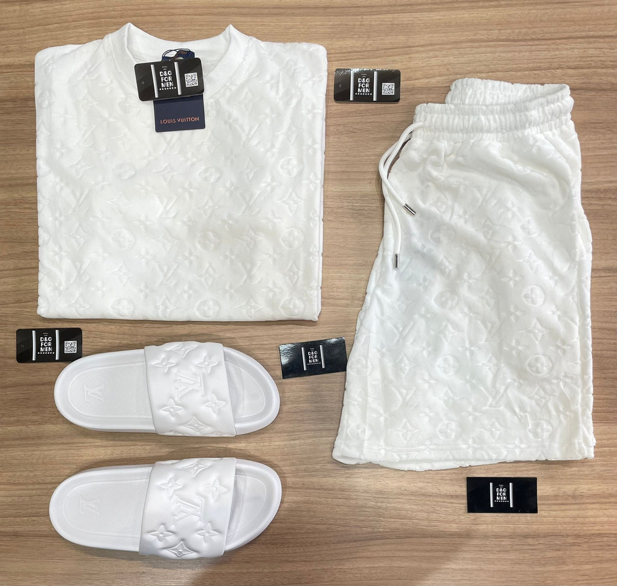 Conjunto Grife White- LV (Promoção Esquenta Black Friday) [CAMISA + BERMUDA + BONÉ + CHINELO]