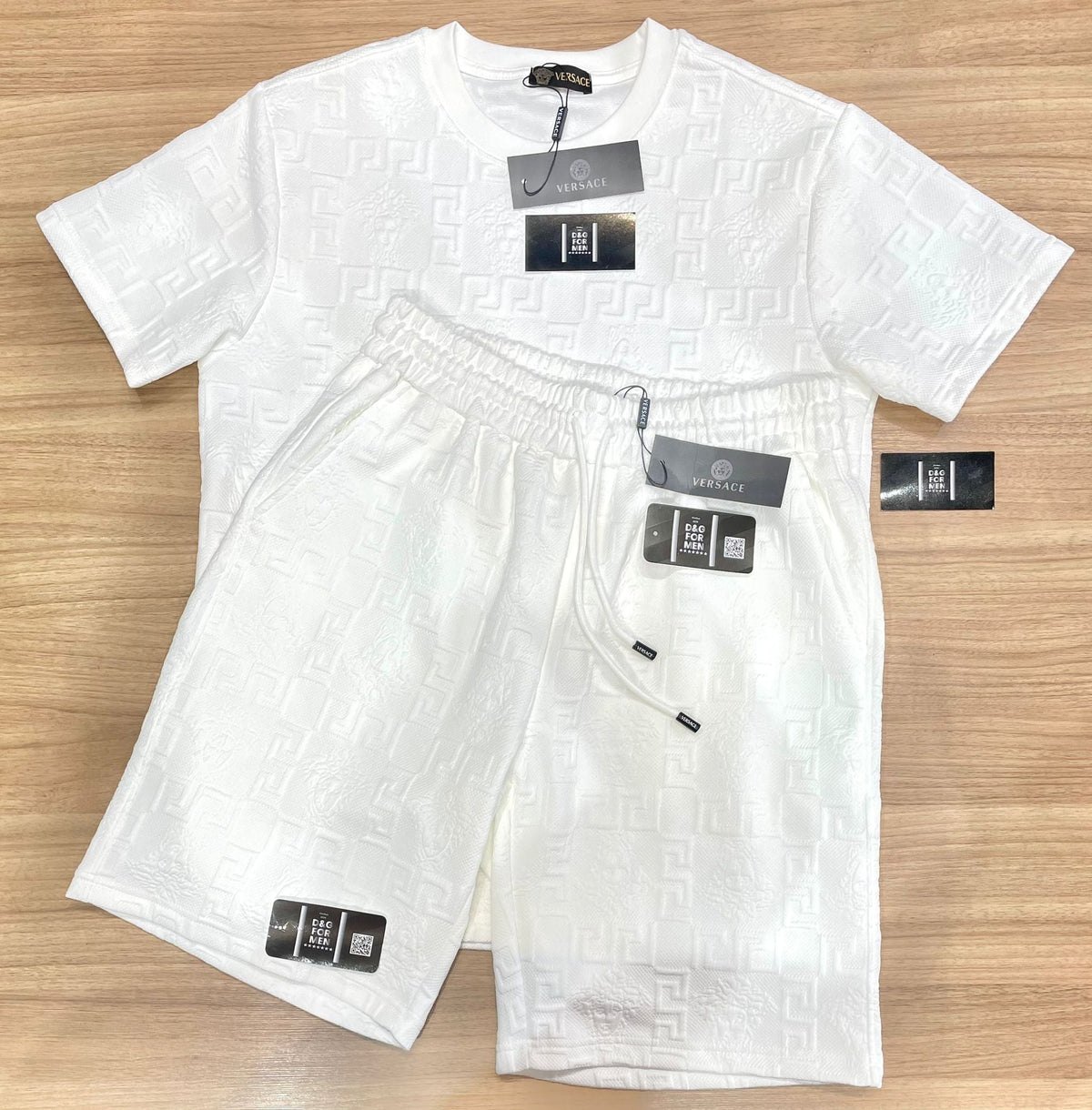 Conjunto Grife White- LV (Promoção Esquenta Black Friday) [CAMISA + BERMUDA + BONÉ + CHINELO]