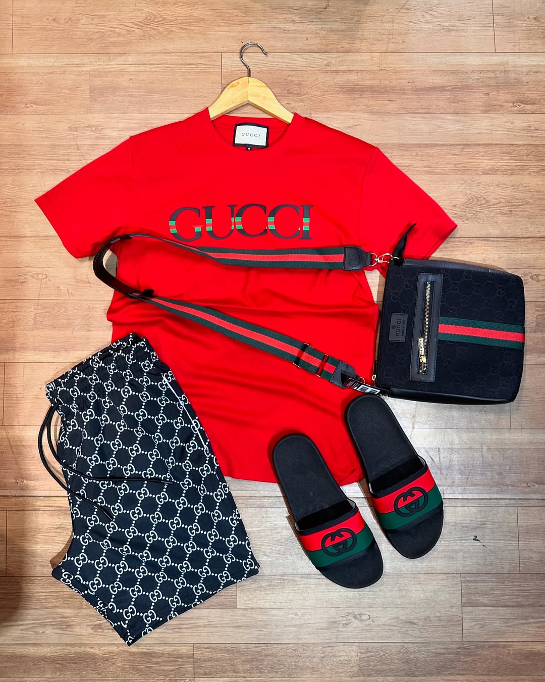 Conjunto de grife da gucci Preto Com Vermelho [ BERMUDA + CHINELO+ CAMISA+ BAG)