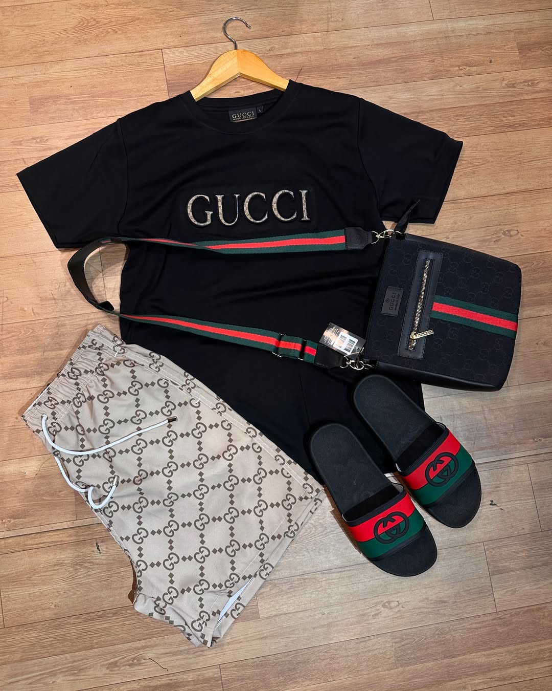 Conjunto de grife da gucci  all black com bege [ BERMUDA + CHINELO+ CAMISA+ BAG)