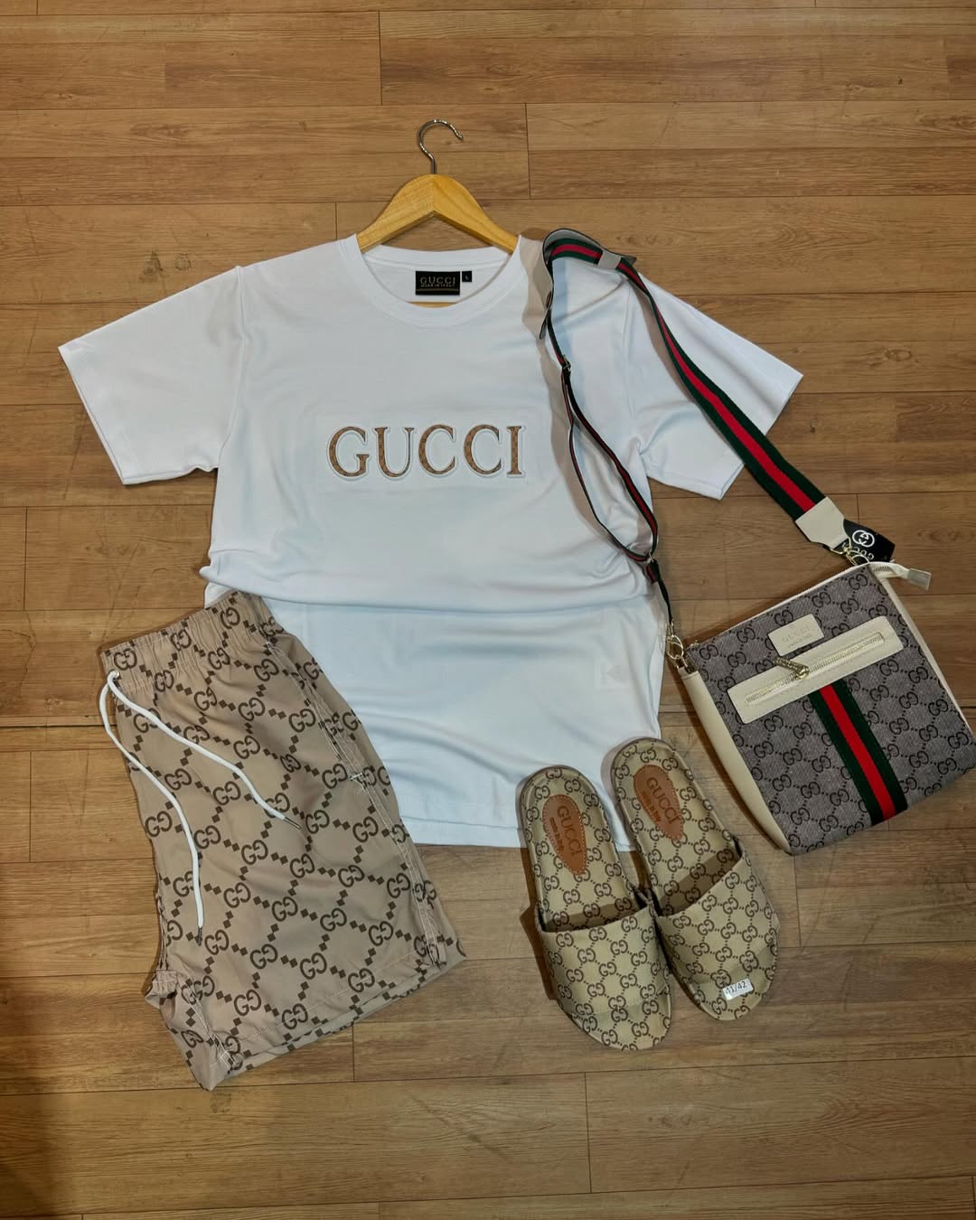 Conjunto de grife da gucci [ BERMUDA + CHINELO+ CAMISA+ BAG).