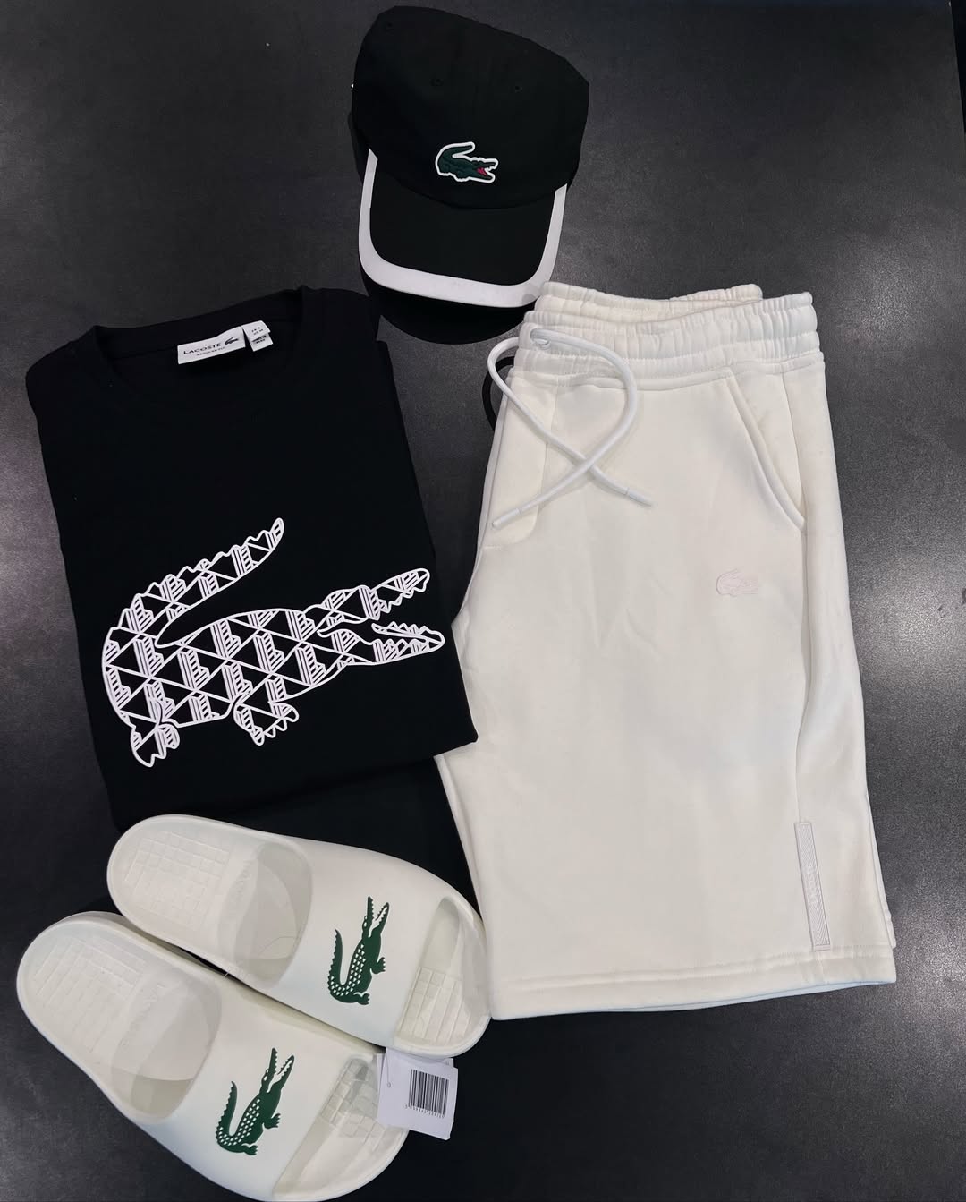 CONJUNTO  DA LACOSTE PRETO E BRANCO ( CAMISA+SHORT+ BONÉ)