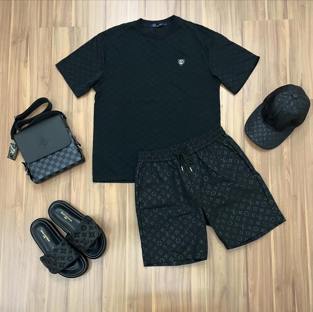 Conjunto Grife - LV  Black  (Promoção Esquenta Black Friday) [CAMISA + BERMUDA + BONÉ + CHINELO+BAG]