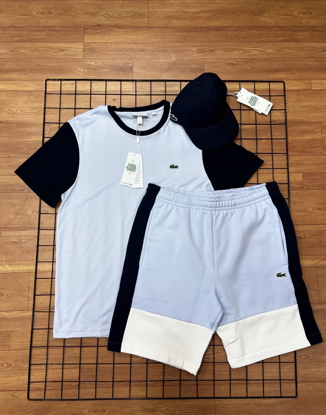 CONJUNTO  DA LACOSTE AZUL   ( CAMISA+SHORT+ BONÉ+CHINELO)