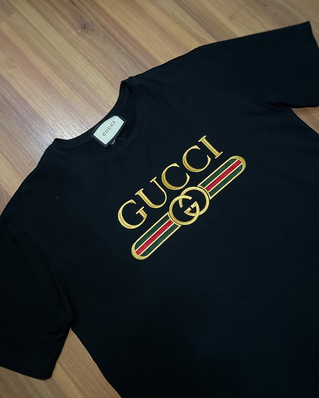 Conjunto De Luxo da  gucci  (Promoção de verão ) [+ BERMUDA + CHINELO+ CAMISA+ BAG)