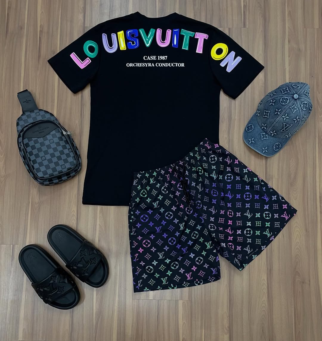 Conjunto Grife - LV  (Promoção Esquenta Black Friday) [CAMISA + BERMUDA + BONÉ + CHINELO+BAG]