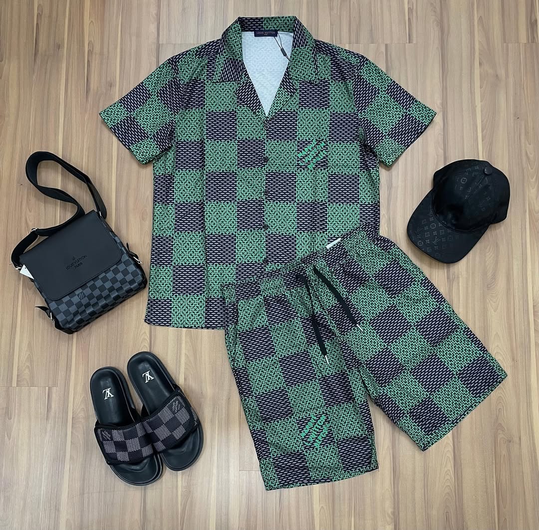 Conjunto LV New - [CAMISA + BERMUDA + BONÉ + BAG + CHINELO] LIMITADO