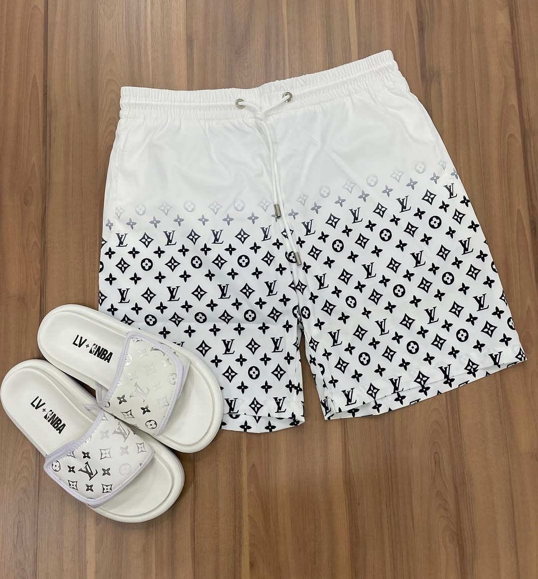 Conjunto Louis Vuitton Réveillon - [CAMISA + BERMUDA + BONÉ + CHINELO]