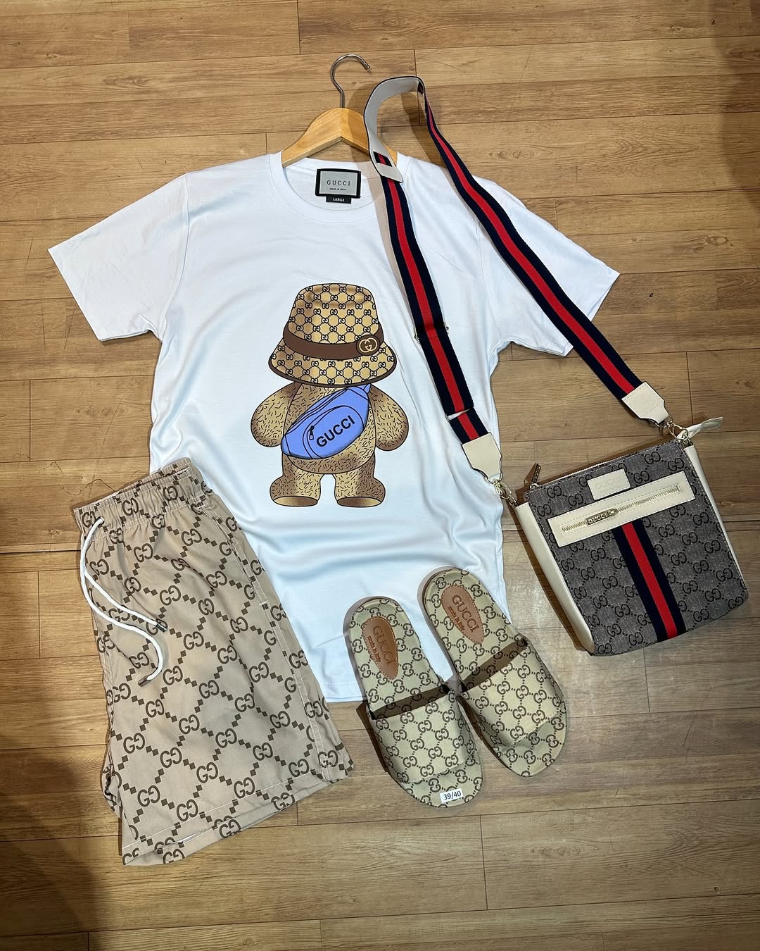 Kit de Grife da  Gucci [CAMISA + BERMUDA + CHINELO+ BAG] ( coleção nova)