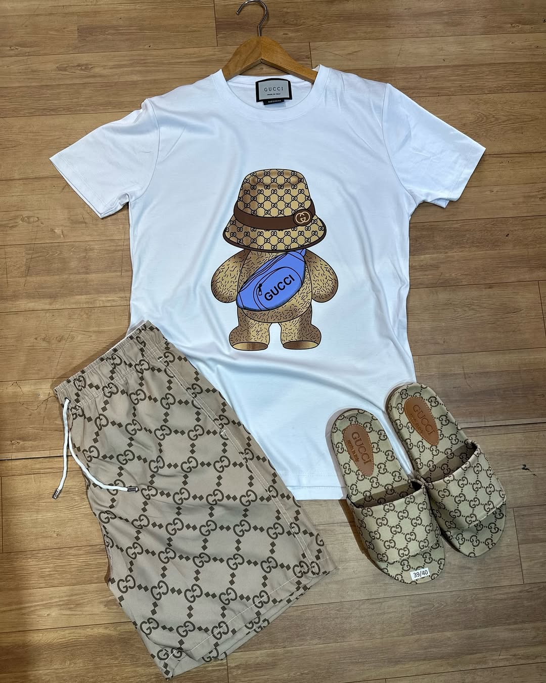 Kit de Grife da  Gucci [CAMISA + BERMUDA + CHINELO+BAG] ( coleção nova)