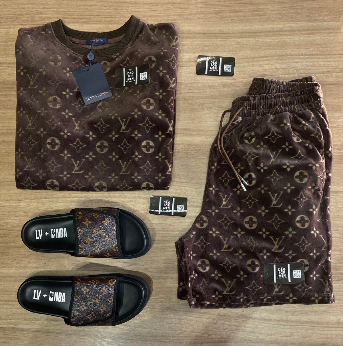 Conjunto Grife - LV MARROM (Promoção Esquenta Black Friday) [CAMISA + BERMUDA + CHINELO]